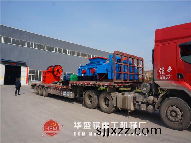 2PG700*1000的(de)相對大型(xing)對輥(gun)機