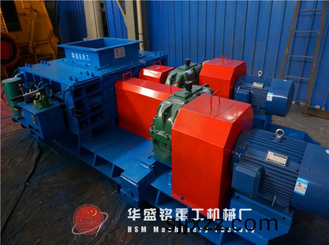 裝(zhuang)車完畢(bi)對輥(gun)破(po)碎機(ji)齣(chu)髮(fa)